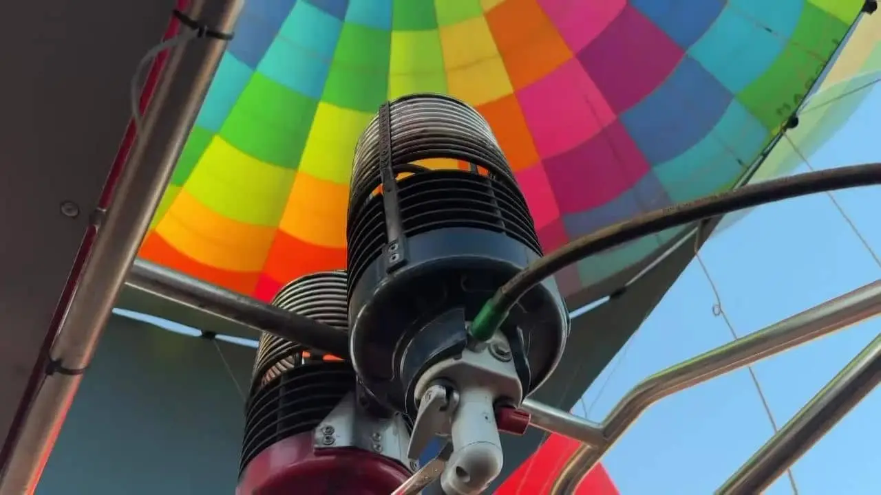 Un volo tra il canyon e le nuvole
